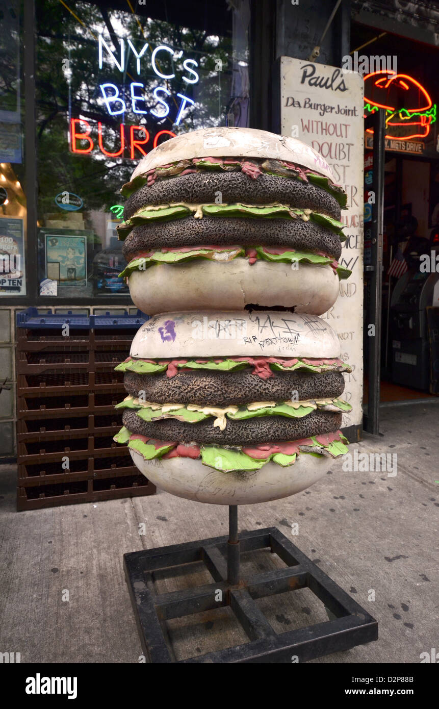 Statue de hamburgers en dehors de Paul's Da Burger restaurant dans l'East Village de Manhattan. Banque D'Images