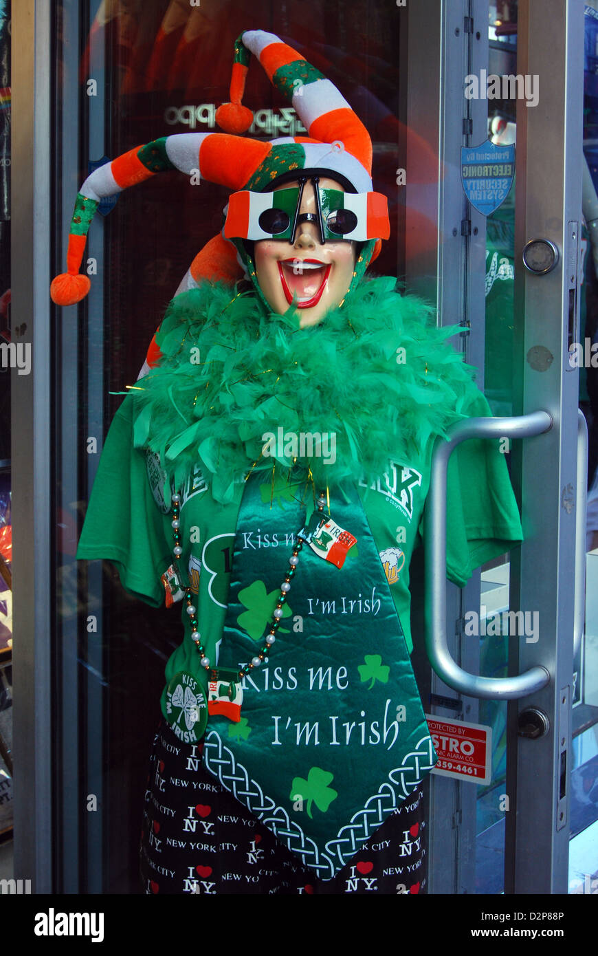 Statue à l'extérieur d'un magasin dans le centre de Manhattan pour le jour de la Saint Patrick Banque D'Images