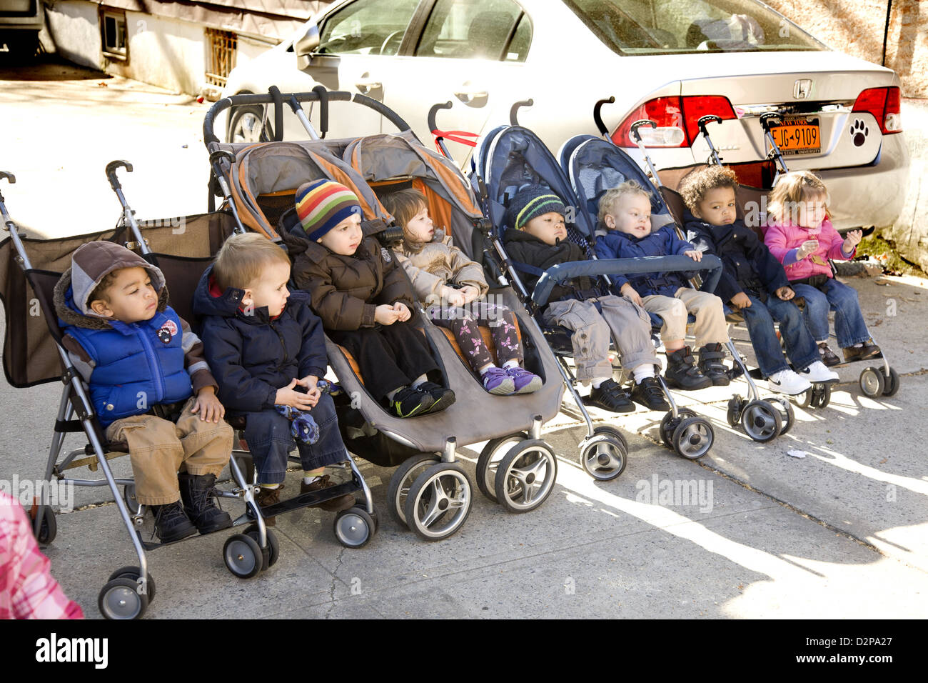 Nous sommes les enfants d'école maternelle/early learning centre dans le quartier de Kensington multiculturelle très Brooklyn, NY Banque D'Images