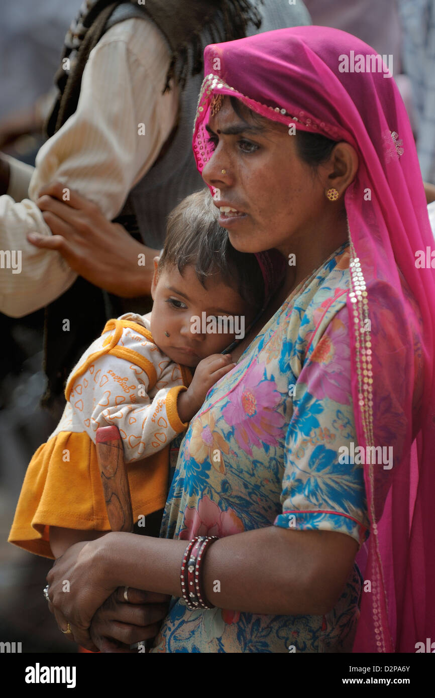 Indian woman carrying baby Banque D'Images