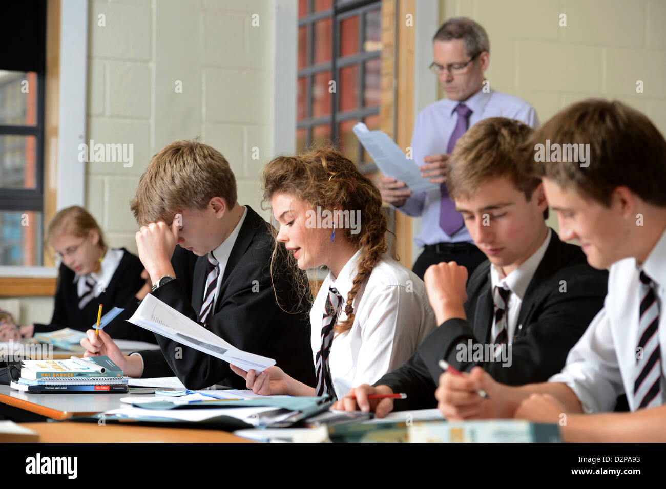 Une fille lit à voix haute pendant une leçon sur la guerre poètes Pâtes Grammar School à Cheltenham, Gloucestershire UK Banque D'Images