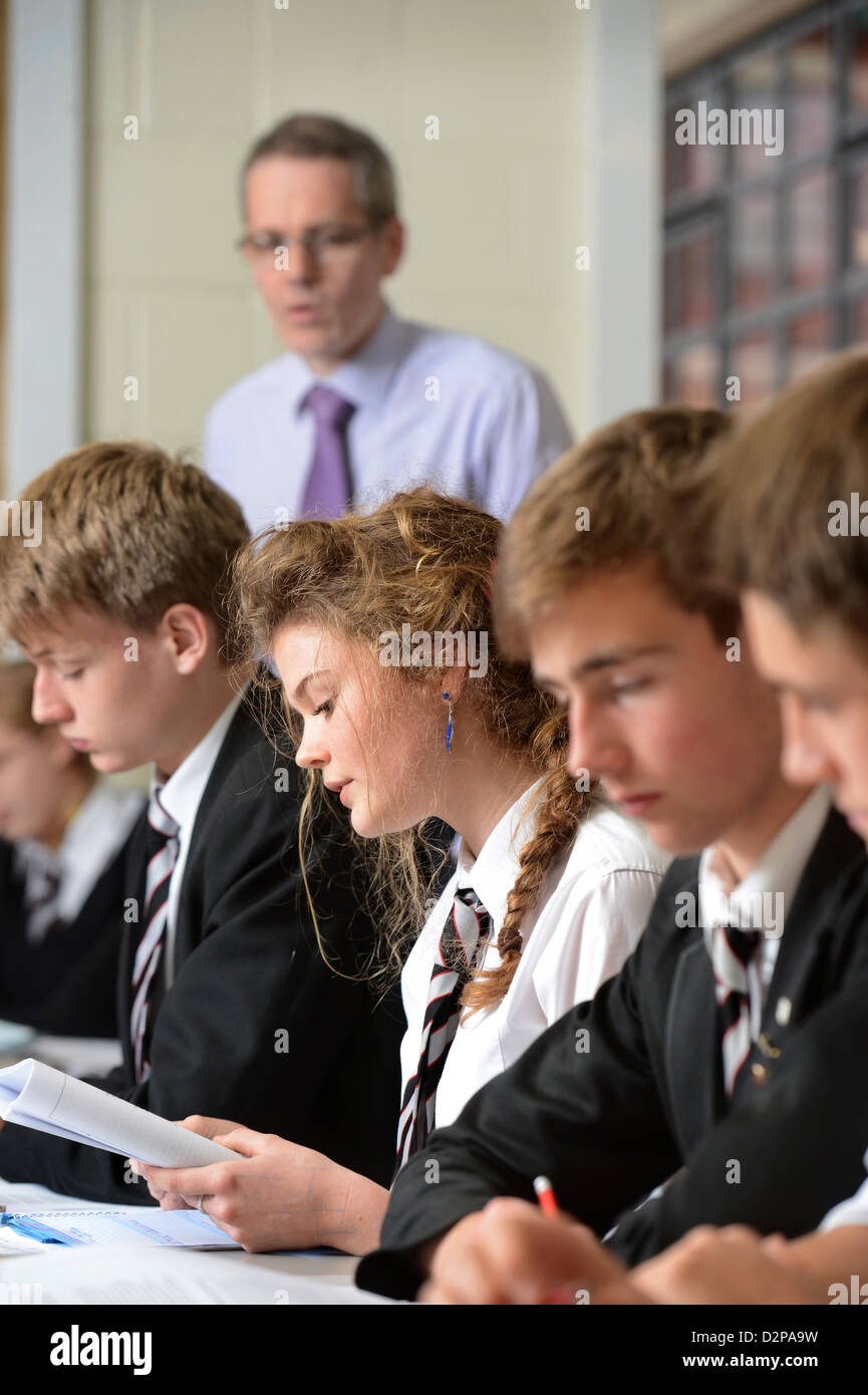 Une fille lit à voix haute pendant une leçon sur la guerre poètes Pâtes Grammar School à Cheltenham, Gloucestershire UK Banque D'Images