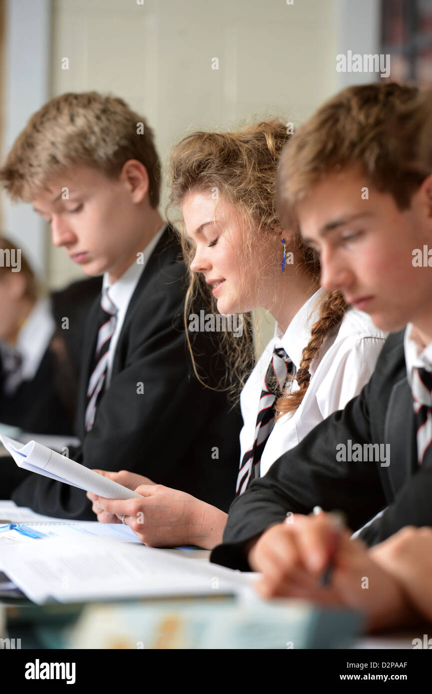 Une fille lit à voix haute pendant une leçon sur la guerre poètes Pâtes Grammar School à Cheltenham, Gloucestershire UK Banque D'Images