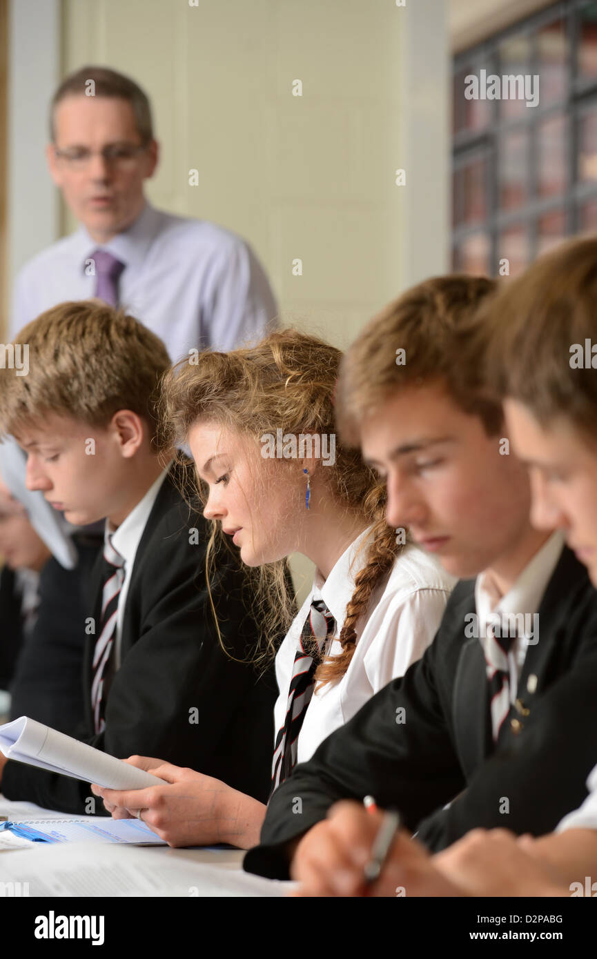 Une fille lit à voix haute pendant une leçon sur la guerre poètes Pâtes Grammar School à Cheltenham, Gloucestershire UK Banque D'Images