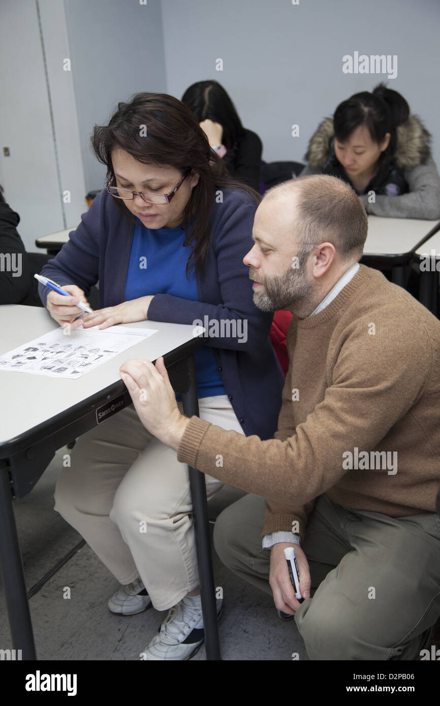 Les immigrants de la classe pour apprendre l'anglais et se préparer à l'emploi. NYC. Banque D'Images