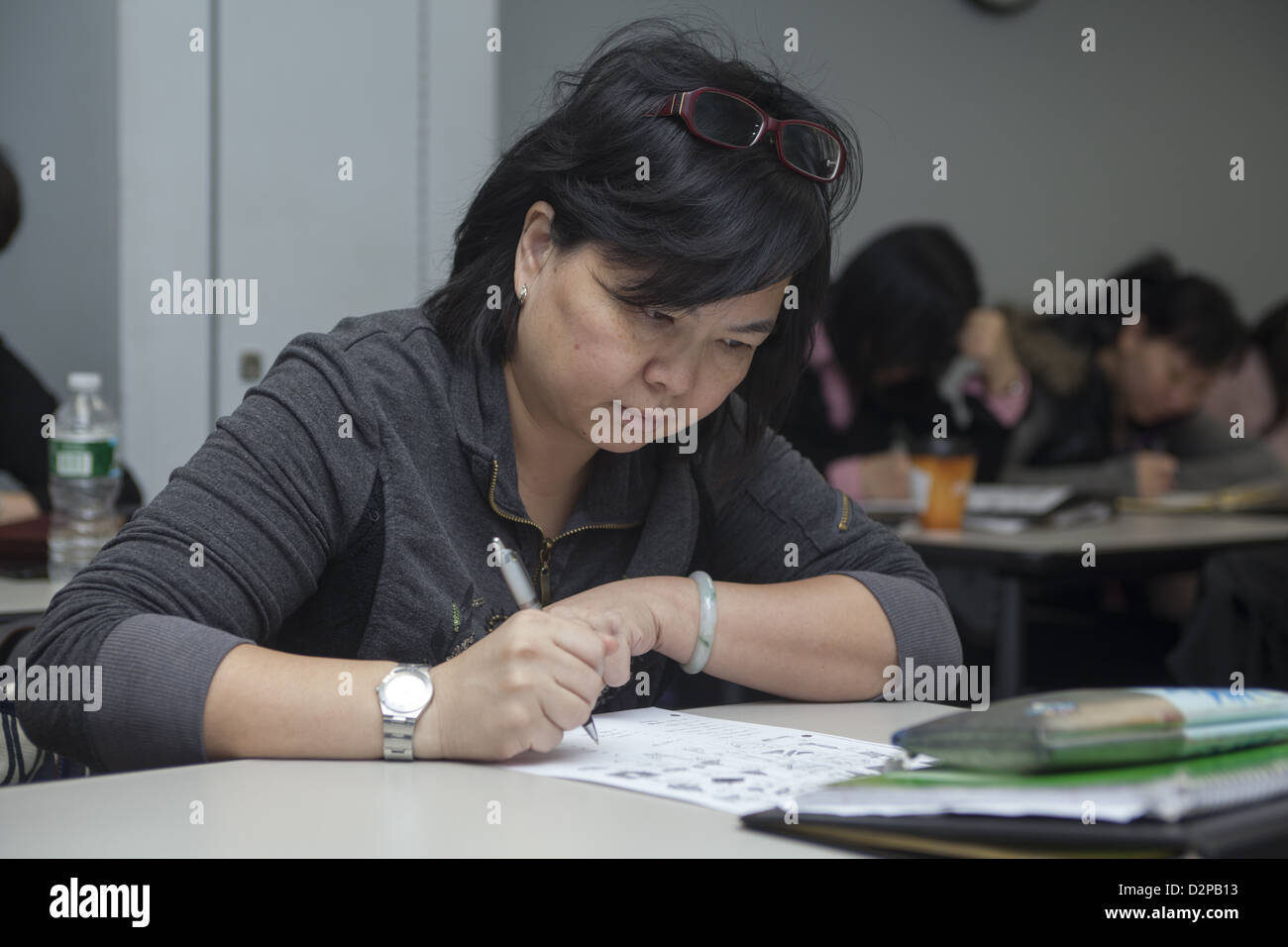 Les immigrants de la classe pour apprendre l'anglais et se préparer à l'emploi. NYC. Banque D'Images