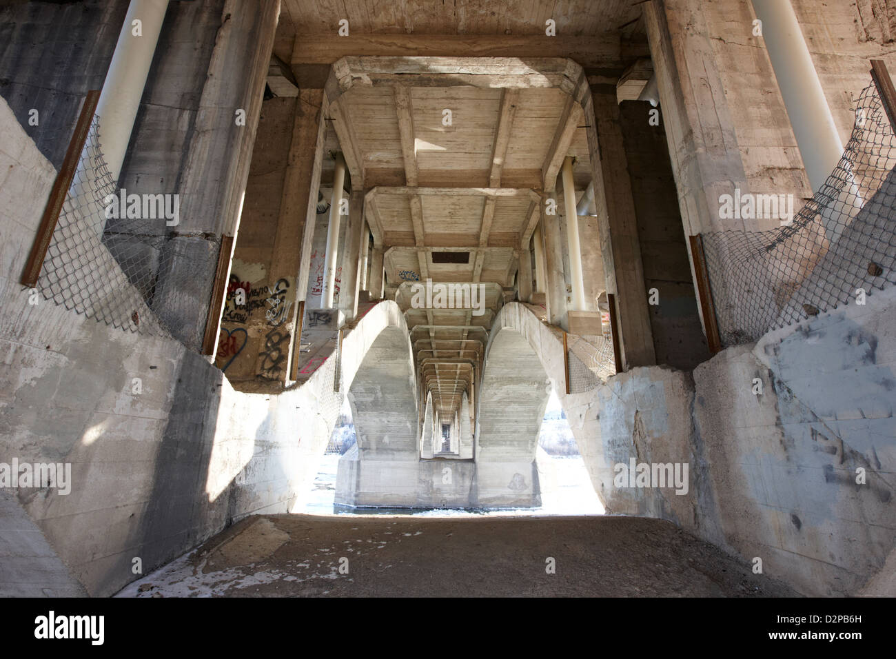 En dessous de l'université pont au-dessus de la rivière Saskatchewan sud gel Saskatoon Canada Banque D'Images
