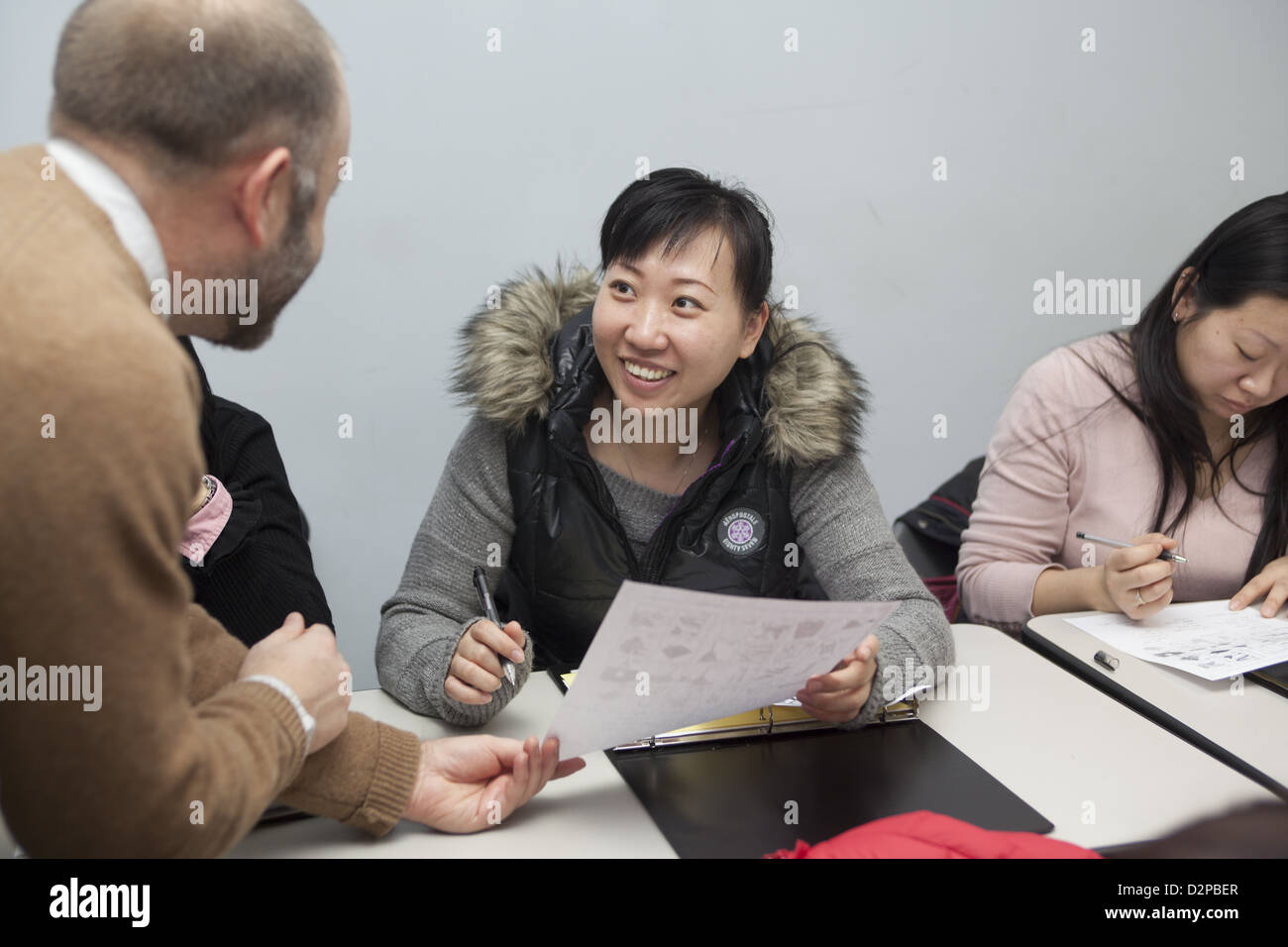 Les immigrants de la classe pour l'apprentissage de l'anglais et se préparer à l'emploi. NYC. Banque D'Images