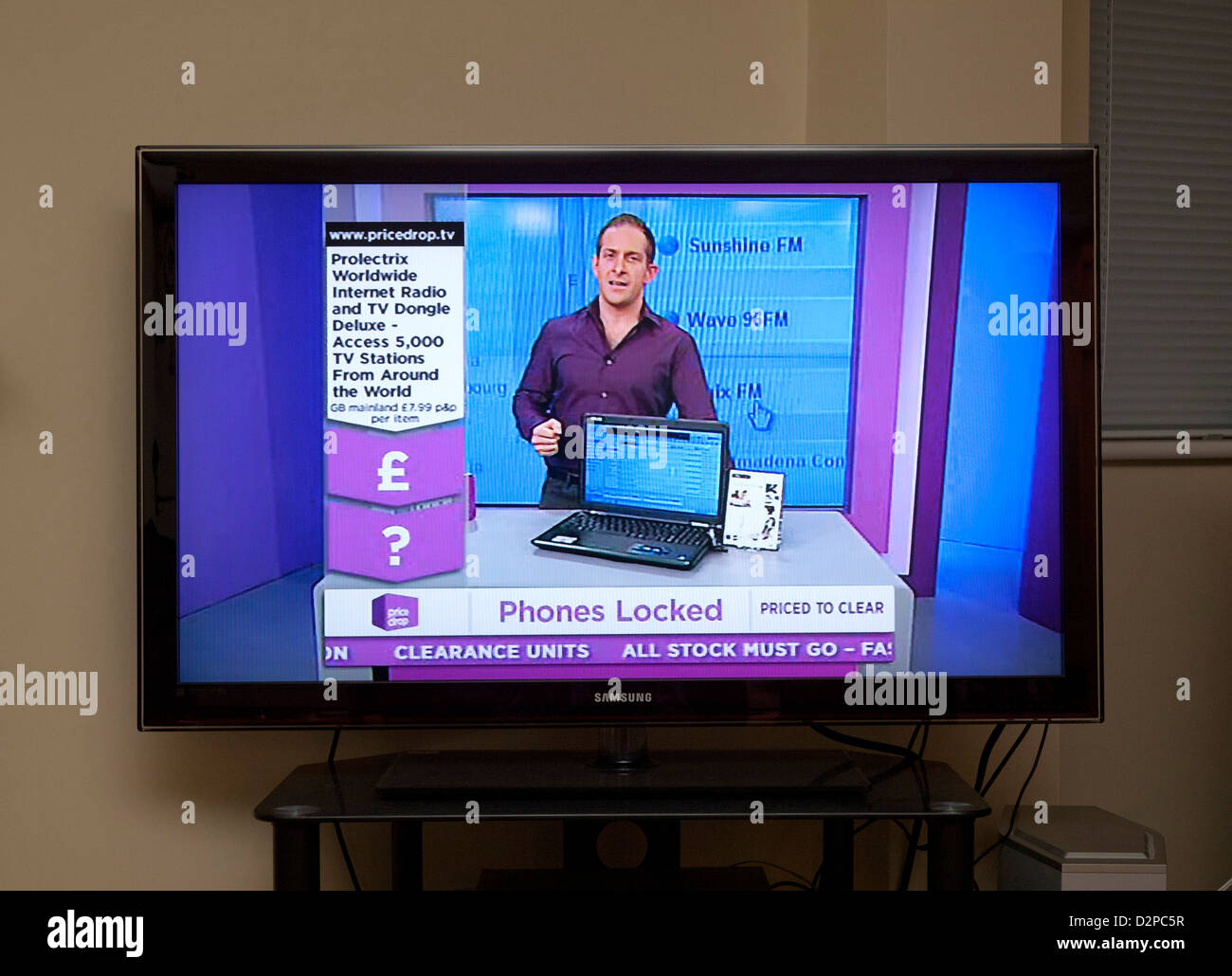 Tv screen showing shopping channel Banque de photographies et d'images à  haute résolution - Alamy