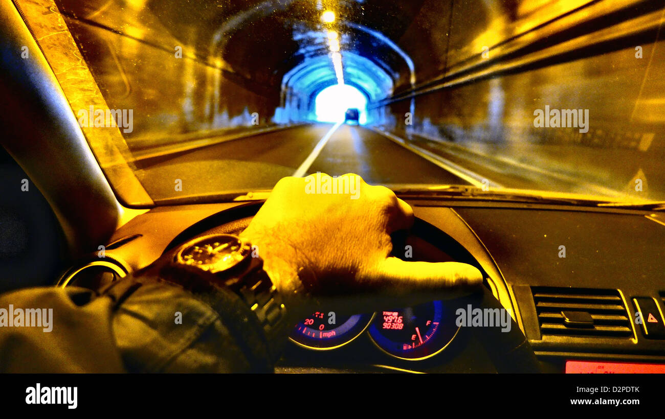 Première personne vue sur man driving car dans un tunnel Banque D'Images