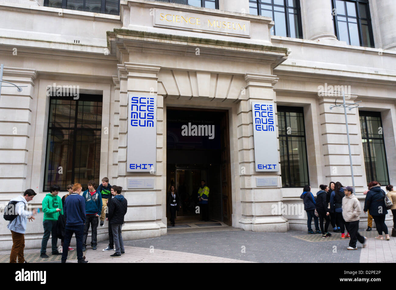 Les enfants à l'extérieur du Musée de la science à l'Exhibition Road, South Kensington, Londres. Banque D'Images