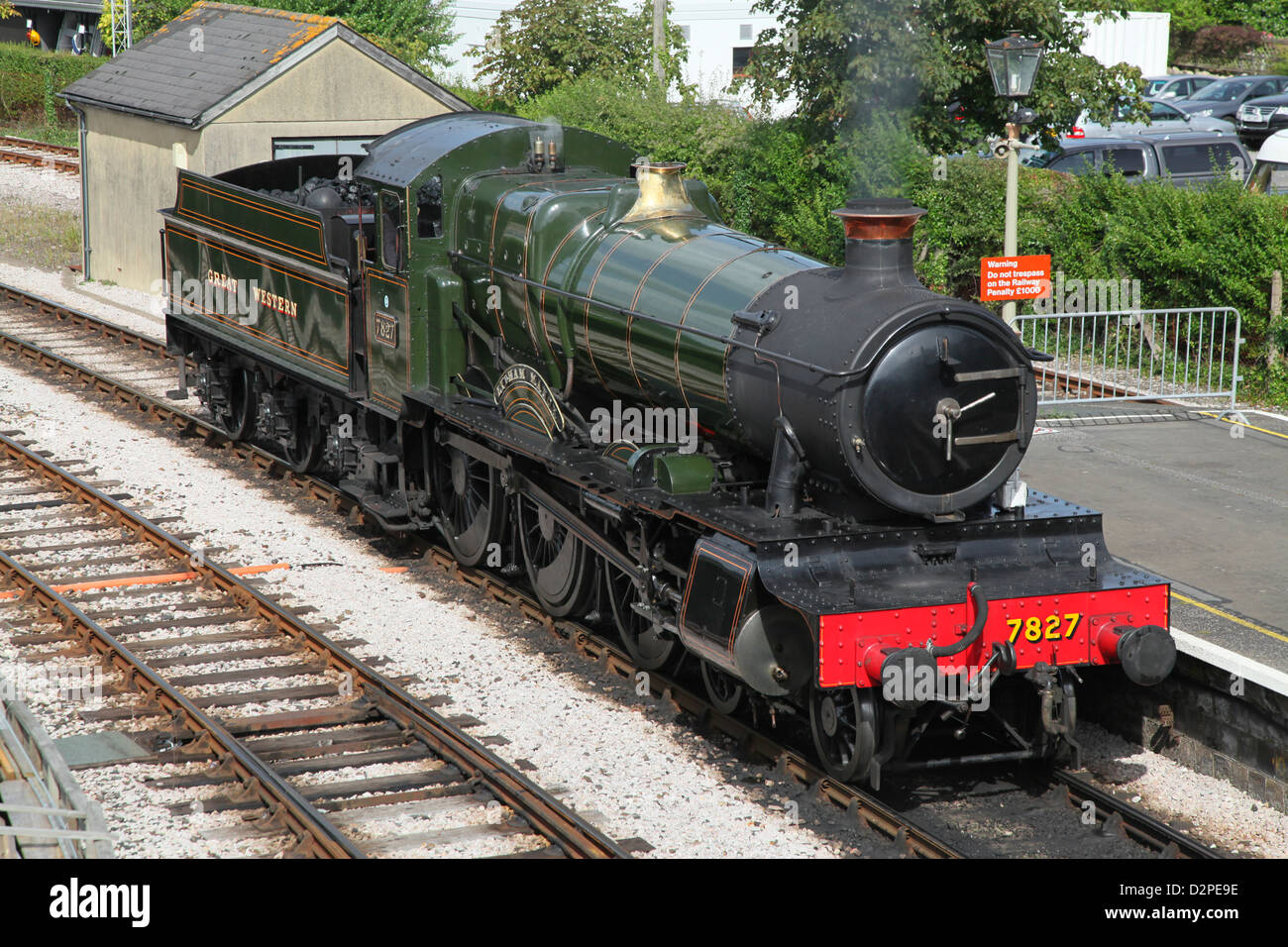 Le train touristique à vapeur arrive à la station pour recueillir les touristes Banque D'Images