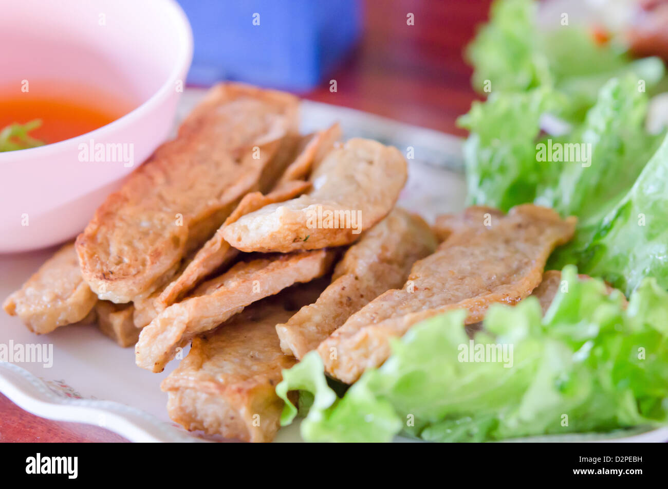 Poêlée de saucisses vietnamiennes servi avec légumes frais sur lave Banque D'Images