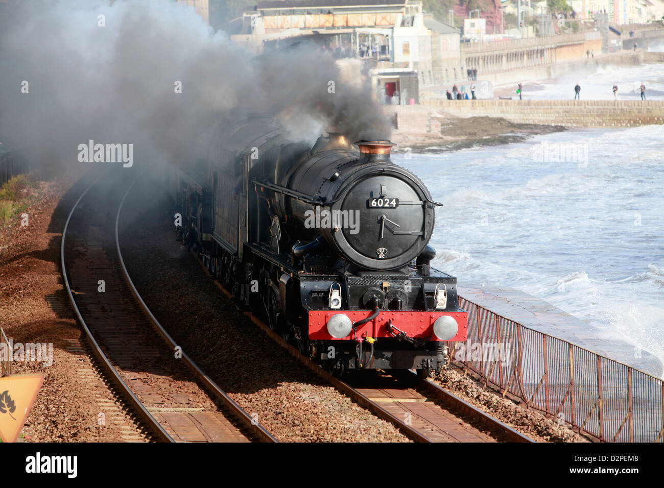 Une locomotive à vapeur d'époque passe par Exmouth sur la célèbre ligne de chemin de fer Brunel Banque D'Images
