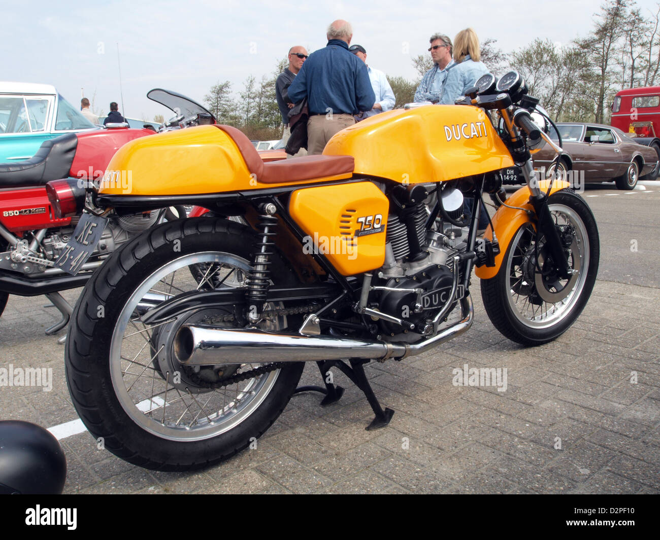 La Ducati 750 Sport, introduite dans les années 1970, est une moto italienne classique connue pour ses performances, son design élégant et son moteur puissant. Il reste un modèle emblématique de l'héritage Ducati, vénéré par les amateurs de moto pour son attrait vintage et ses capacités de course. Banque D'Images