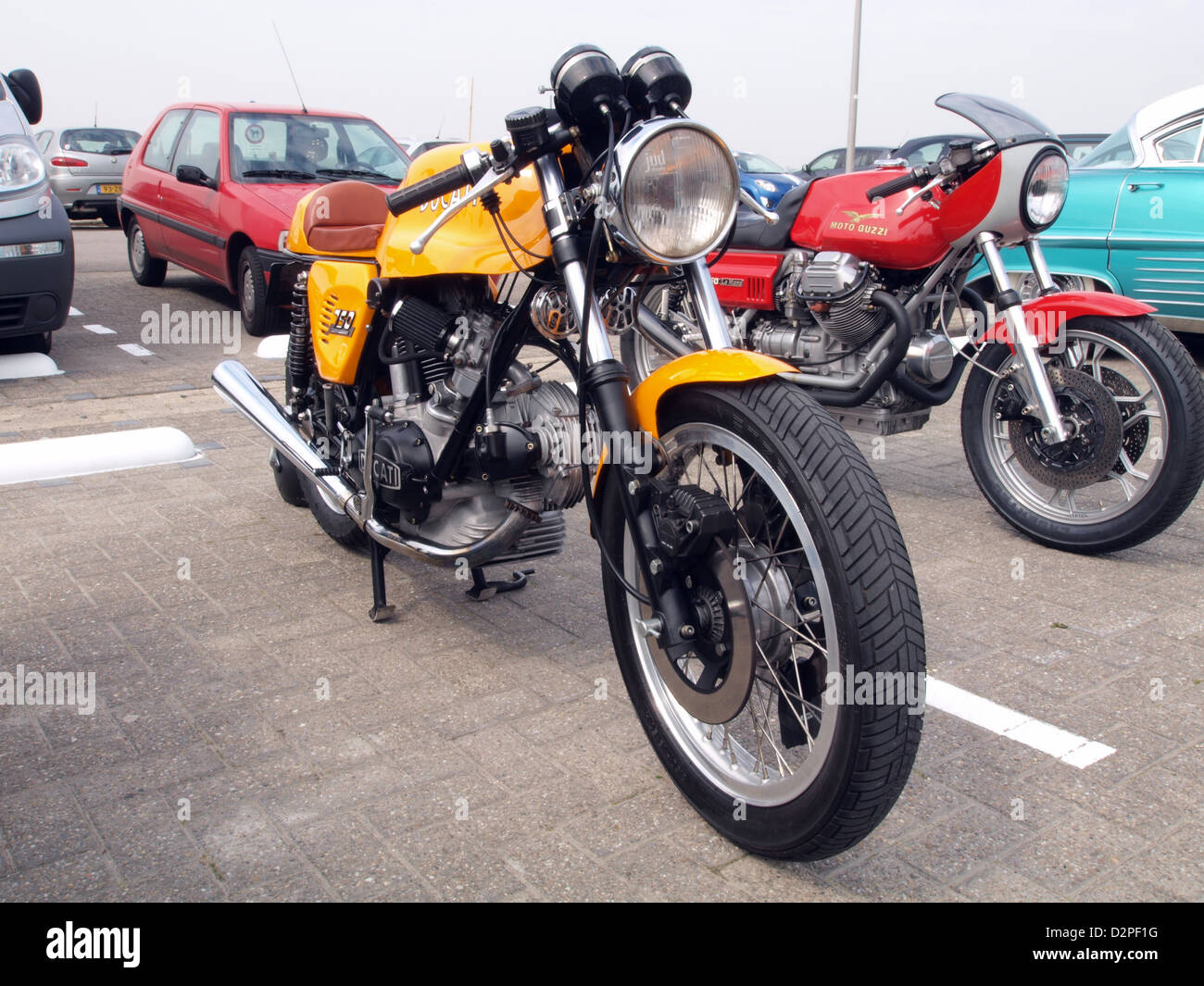 La Ducati 750 Sport est une moto classique, connue pour son design italien et ses performances puissantes. Construit dans les années 1970, il reste un modèle recherché par les collectionneurs et les amateurs de motos vintage. Banque D'Images