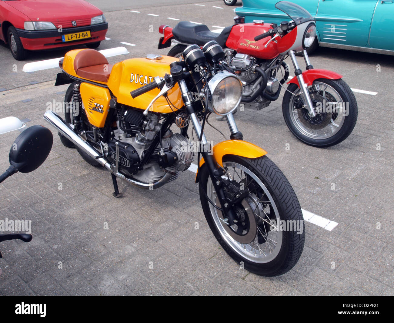 La Ducati 750 Sport est une moto italienne classique connue pour son puissant moteur bicylindre en V et son design élégant. C'était un modèle populaire dans les années 1970, offrant de hautes performances et un look sportif distinctif. Banque D'Images