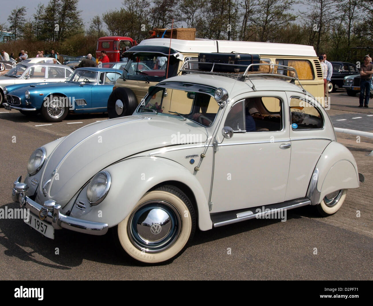 La Volkswagen 1200 1958 est un modèle de voiture classique, largement reconnu pour son design emblématique et ses performances fiables. Produit à la fin des années 1950, il fait partie de la série Coccinelle de Volkswagen, connue pour sa forme arrondie unique et son moteur refroidi par air. La Volkswagen 1200 est souvent célébrée comme un symbole de l'ère automobile d'après-guerre, avec un impact significatif sur la culture automobile. Banque D'Images