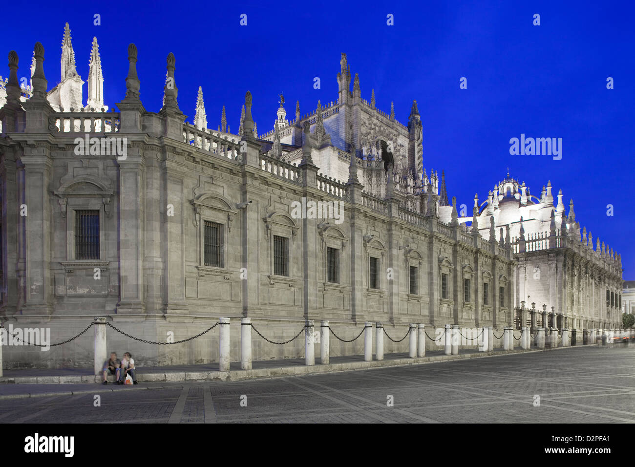 Séville, Espagne, le côté sud de la Santa Maria de la Sede au crépuscule Banque D'Images