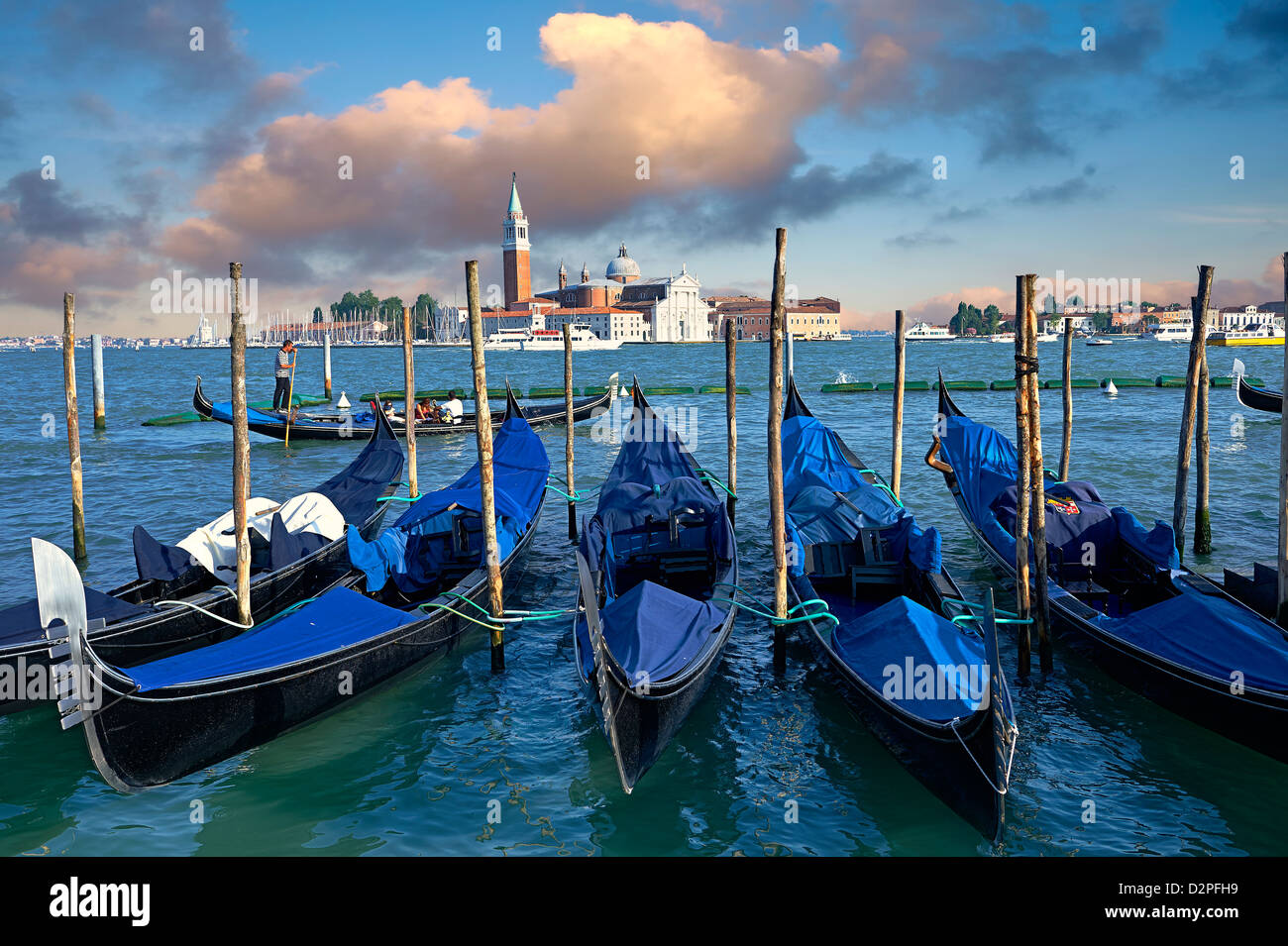 Gondoles à la place St Marc avec l'île de San Giorgio Maggiore derrière , Venise Italie Banque D'Images