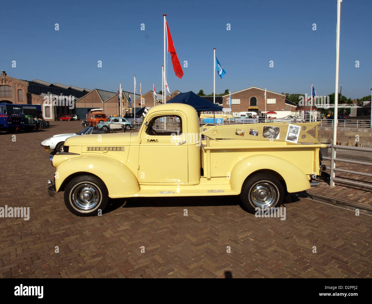 Le jaune GMC est un camion vintage connu pour sa couleur audacieuse et sa construction durable. Souvent vu dans les salons de voitures anciennes, ce modèle représente les véhicules robustes et fiables du milieu du XXe siècle. Les camions GMC sont largement reconnus pour leur performance et leur fiabilité dans diverses applications de transport et utilitaires. Banque D'Images