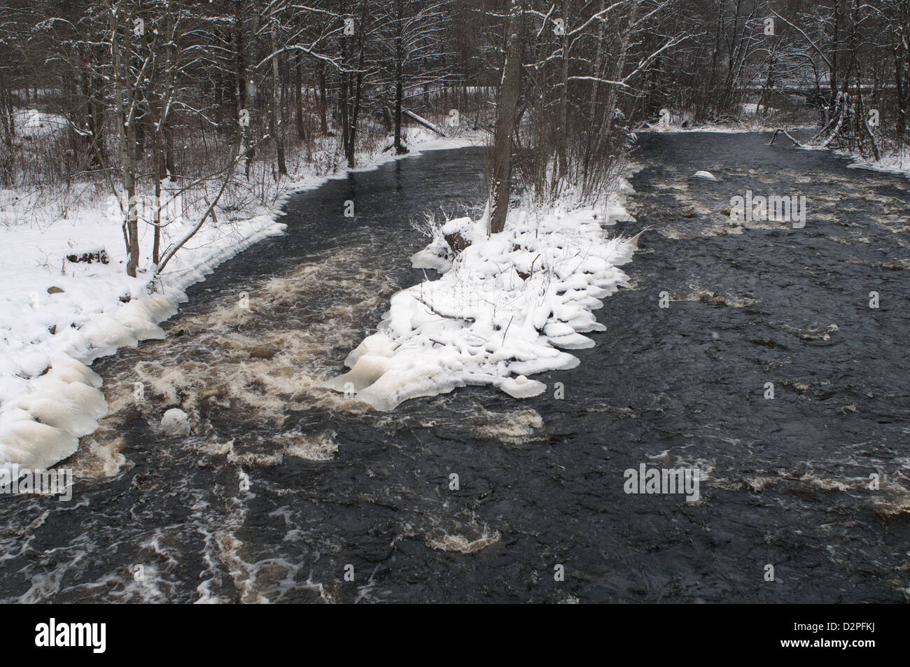 L'eau courante dans la rivière Svartan avec une température de moins 15 degrés Banque D'Images