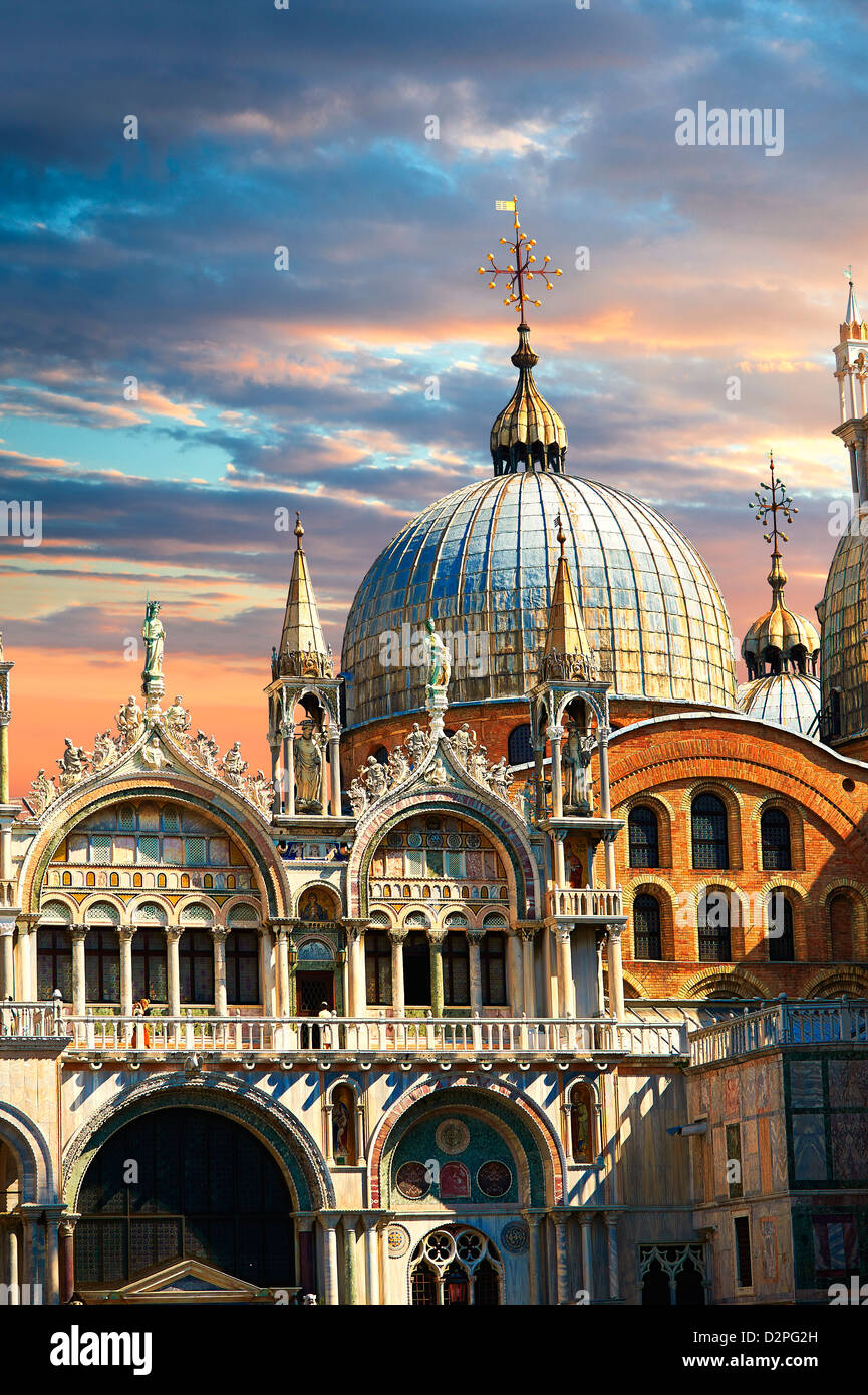 Façade à l'architecture gothique et romane les dômes de la Basilique St Marc de Venise, au coucher du soleil Banque D'Images