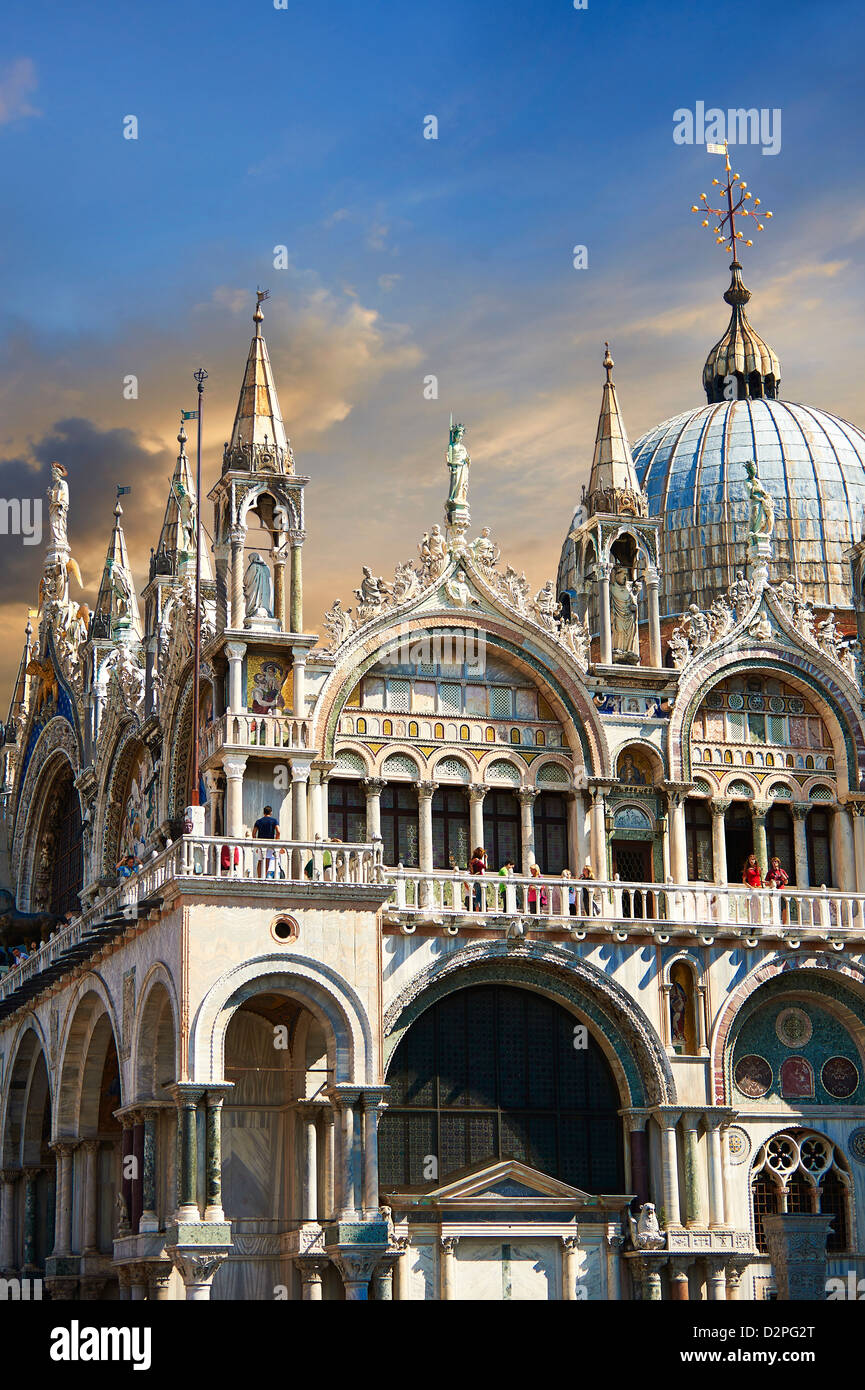Façade à l'architecture gothique et romane les dômes de la Basilique St Marc de Venise, au coucher du soleil Banque D'Images