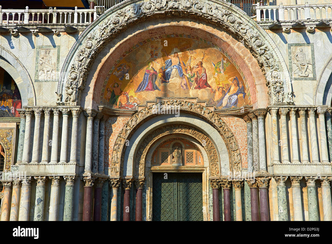 Façade avec détails de l'époque romane colonnes & mosaïques de la Basilique St Marc, Venise Banque D'Images