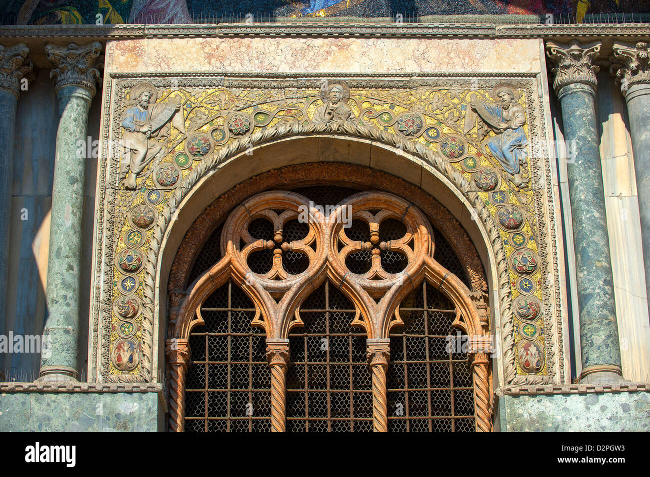Style Oriental médiéval sculptures de la façade de la Basilique St Marc, Venise Banque D'Images