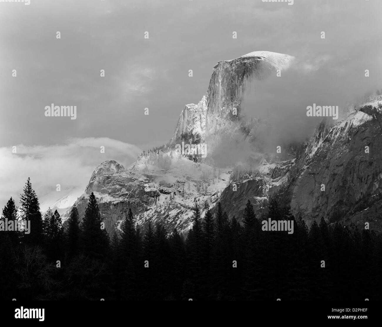 BW00745-00...CALIFORNIE - Demi-Dôme en hiver, dans le Parc National Yosemite. Banque D'Images