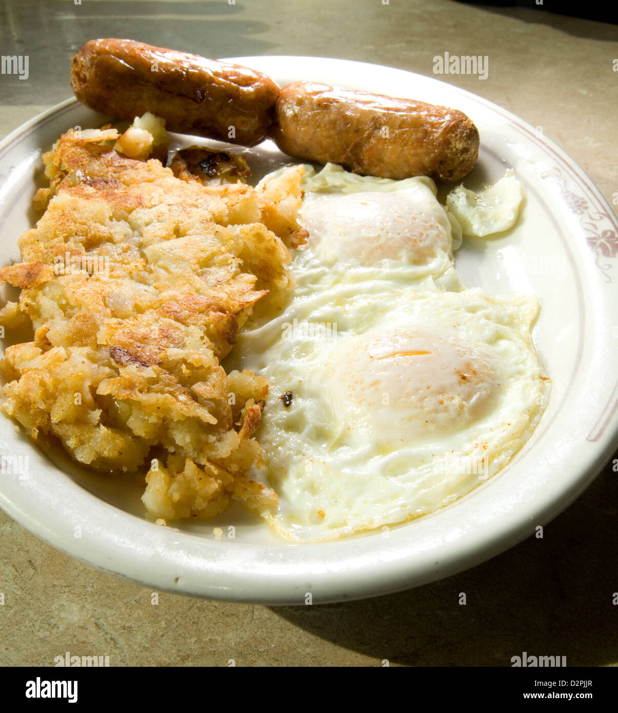 Les œufs plus facile des saucisses de porc avec pommes de terre frites maison petit-déjeuner Banque D'Images