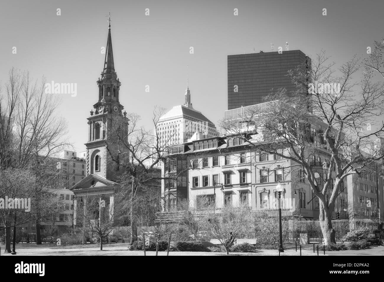 Image en noir et blanc de Back Bay de Boston, avec l'église et la ville en arrière-plan. Banque D'Images
