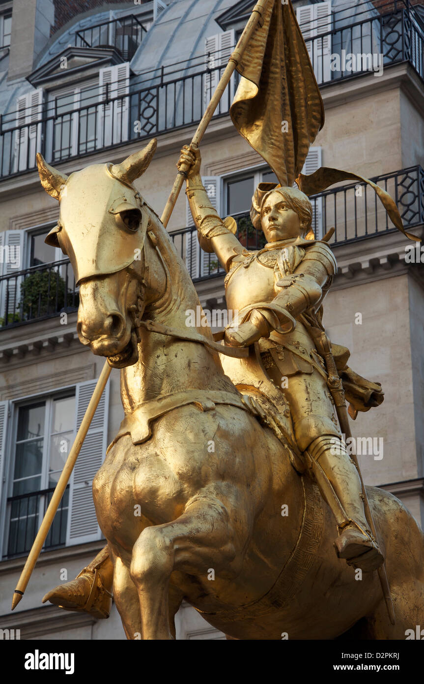 Jeanne d'Arc. Doré une statue équestre de Jeanne d'Arc par Emmanuel Frémiet. Il se trouve à un carrefour animé de la rue de Rivoli à Paris. La France. Banque D'Images