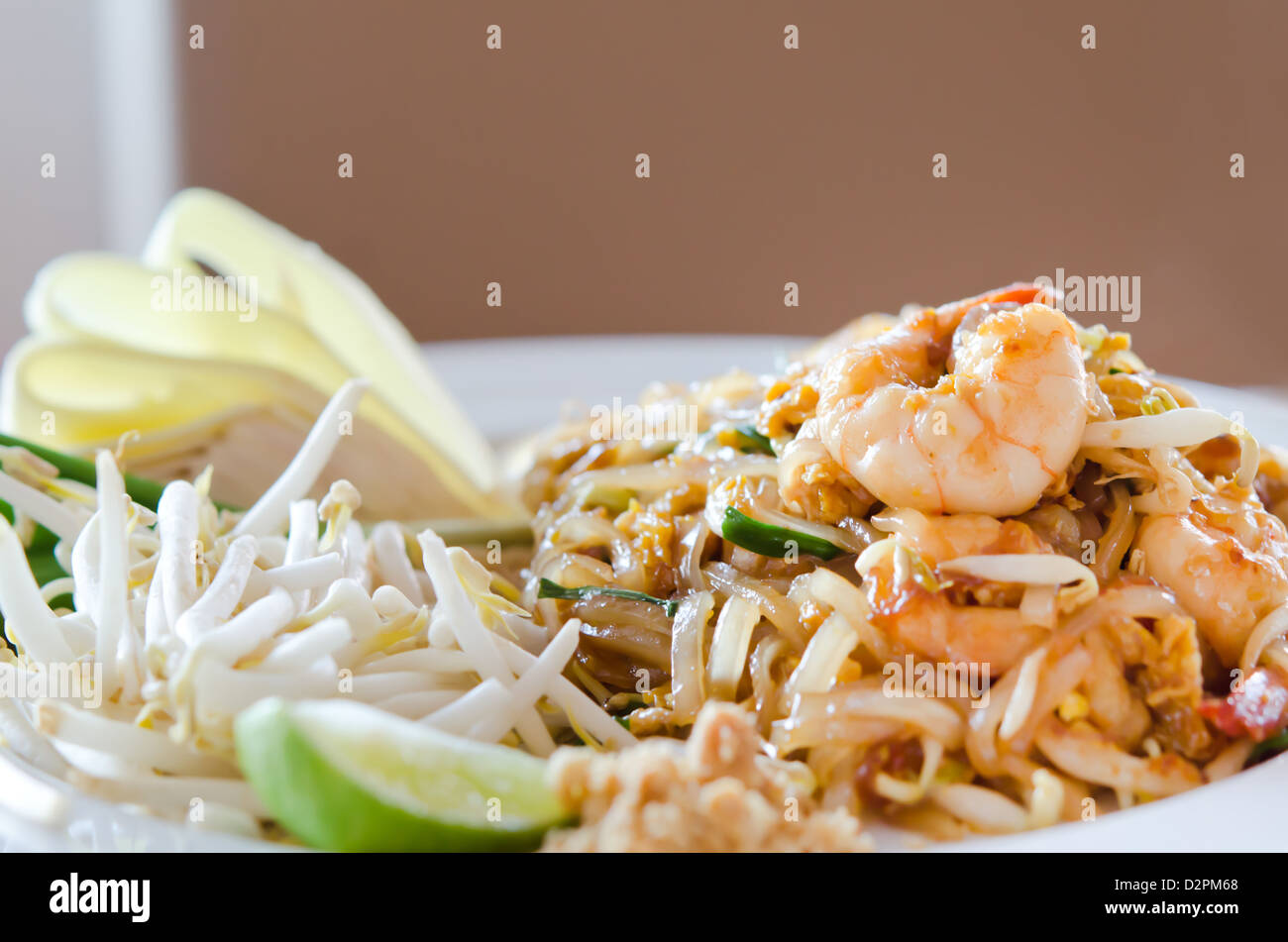 Propose de la cuisine thaïlandaise , nouilles sautés avec shrmps et des oeufs Banque D'Images