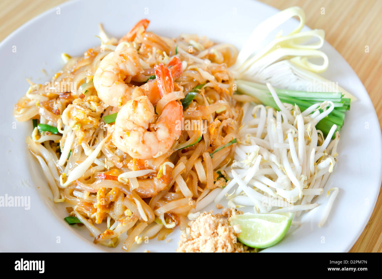 Nouilles sauté aux crevettes et légumes frais , œuf , propose de la nourriture thaïe Banque D'Images