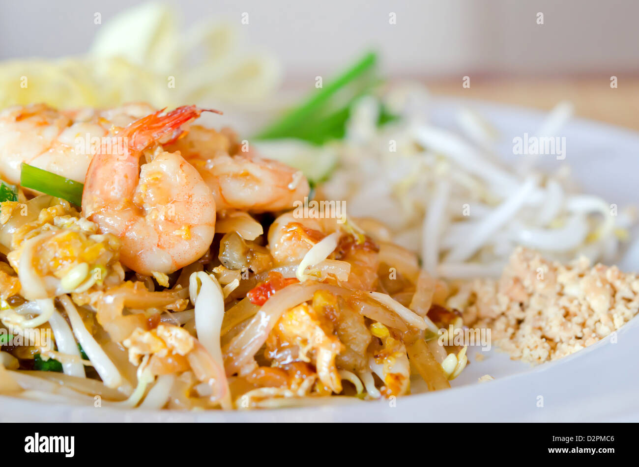 Thai Food , nouilles sautés aux crevettes et légumes frais , œuf sur le plat blanc Banque D'Images