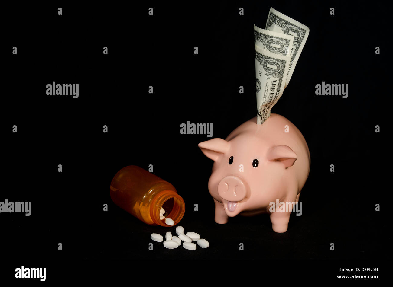 Ce petit cochon se demande comment il va payer pour ses produits pharmaceutiques sans prestations pharmaceutiques. Banque D'Images