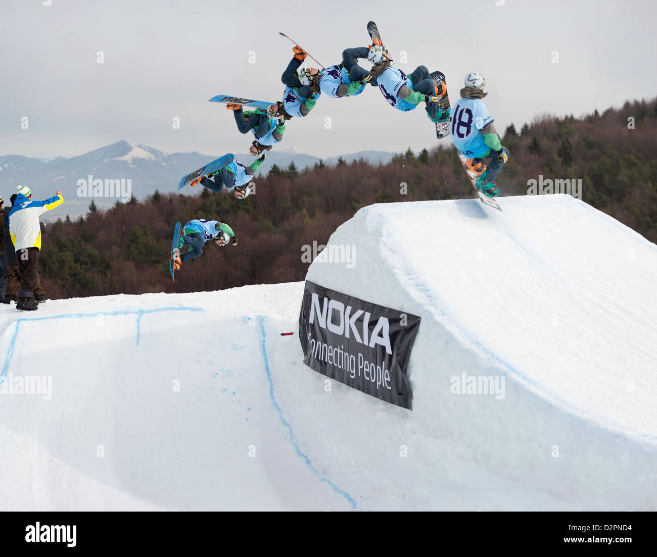 VALCA, Slovaquie - 13 février : séquence de saut de Matej Dolnik (SVK) à Nokia Freestyle Tour 2011 le 13 février 2011 Banque D'Images