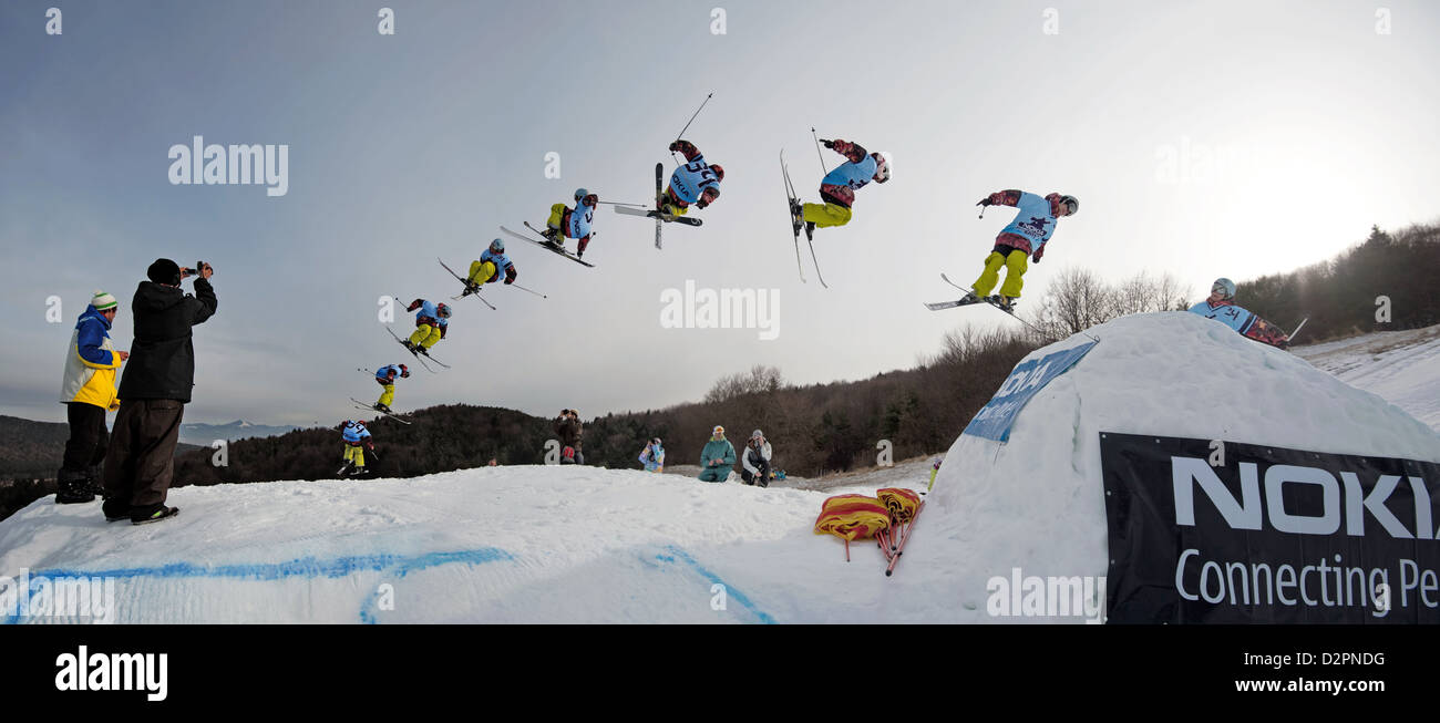 VALCA, Slovaquie - 13 février : séquence de saut de Viliam Tomo (SVK) à Nokia Freestyle Tour 2011, le 13 février 2011 à Valca, SVK Banque D'Images