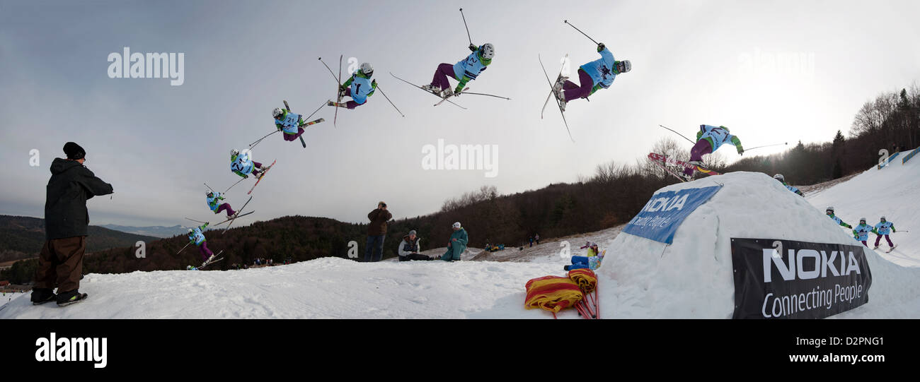 VALCA, Slovaquie - 13 février : séquence de saut de Juraj Bernat dans Nokia Freestyle Tour 2011, le 13 février 2011 à Valca, Slovaquie Banque D'Images