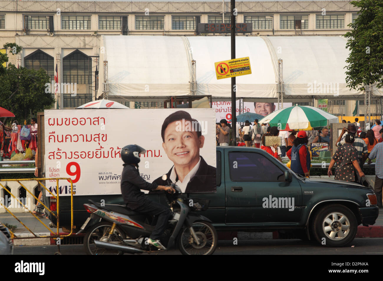 Pongsapat Pongcharoen Pol Gen bannière de la campagne sur l'élection du gouverneur de Bangkok , 2013 Banque D'Images