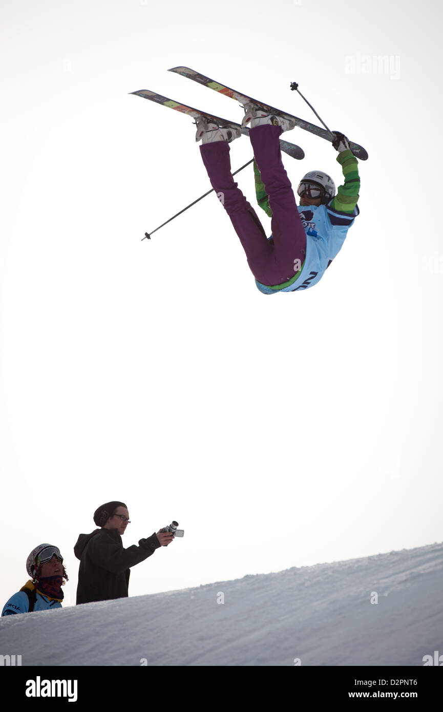 VALCA, Slovaquie - 13 février : saut de Juraj Bernat en ronde finale de Nokia Freestyle Tour 2011 le 13 février 2011 à Valca Banque D'Images