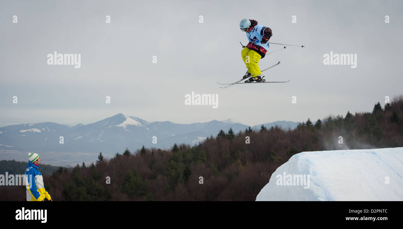 VALCA, Slovaquie - 13 février : saut de Viliam Tomo en ronde finale de Nokia Freestyle Tour 2011 le 13 février 2011 à Valca Banque D'Images