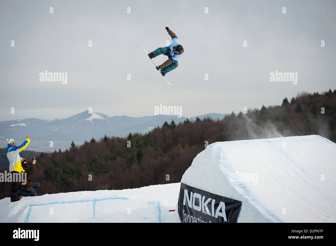 VALCA, Slovaquie - 13 février : saut de Radovan Dubovy en ronde finale de Nokia Freestyle Tour 2011 le 13 février 2011 à Valca Banque D'Images