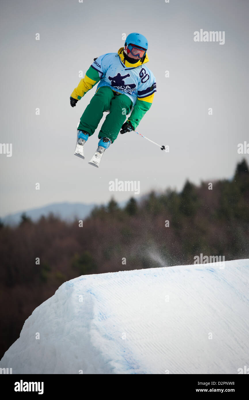 VALCA, Slovaquie - 13 février : saut de Petra Jureckova en ronde finale de Nokia Freestyle Tour 2011 le 13 février 2011 à Valca Banque D'Images