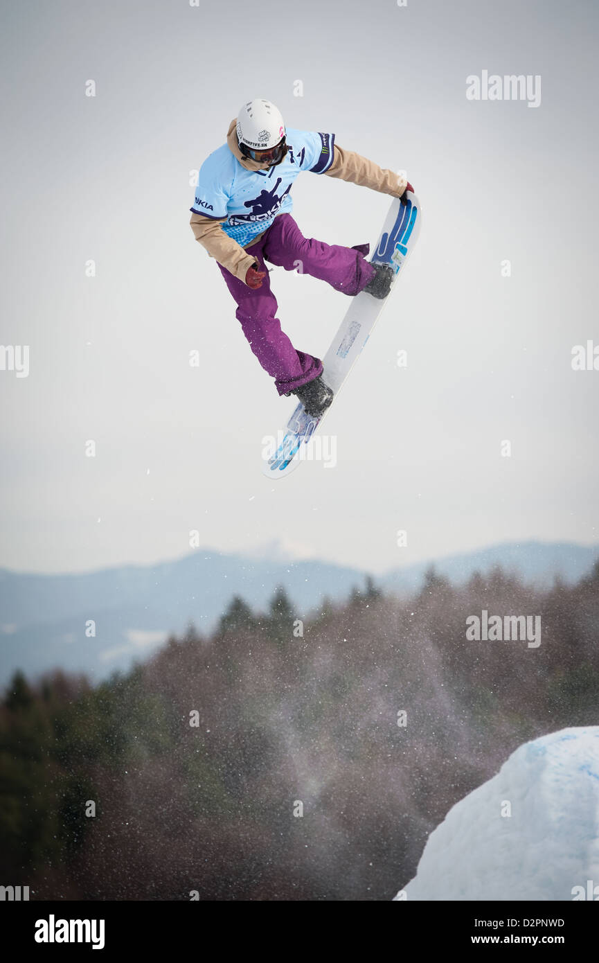VALCA, Slovaquie - 13 février : saut de Dusan Bizik en ronde finale de Nokia Freestyle Tour 2011 Banque D'Images