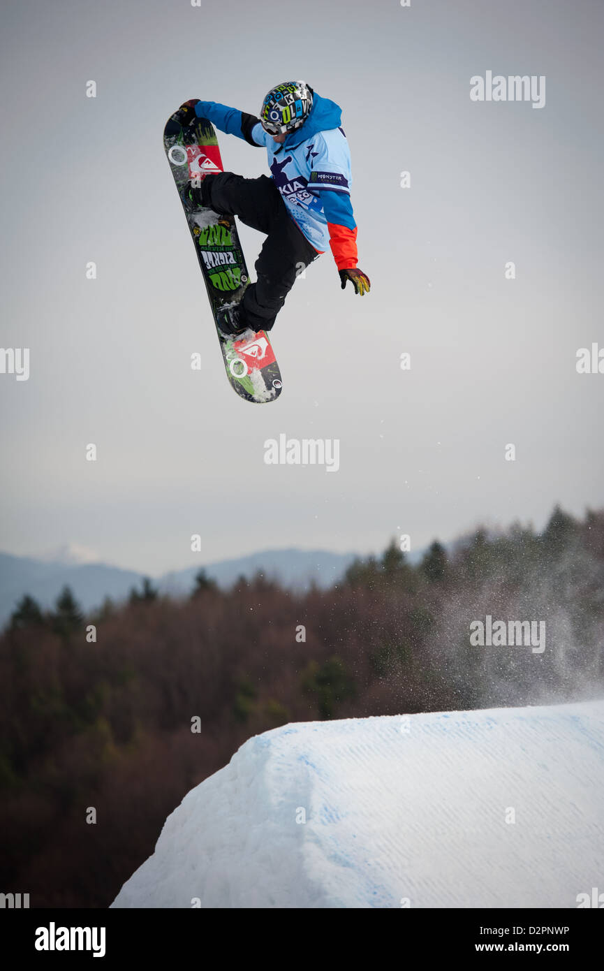 VALCA, Slovaquie - 13 février : saut de Matej Matys en ronde finale de Nokia Freestyle Tour 2011 le 2/13/2011 à Valca, Slovaquie Banque D'Images
