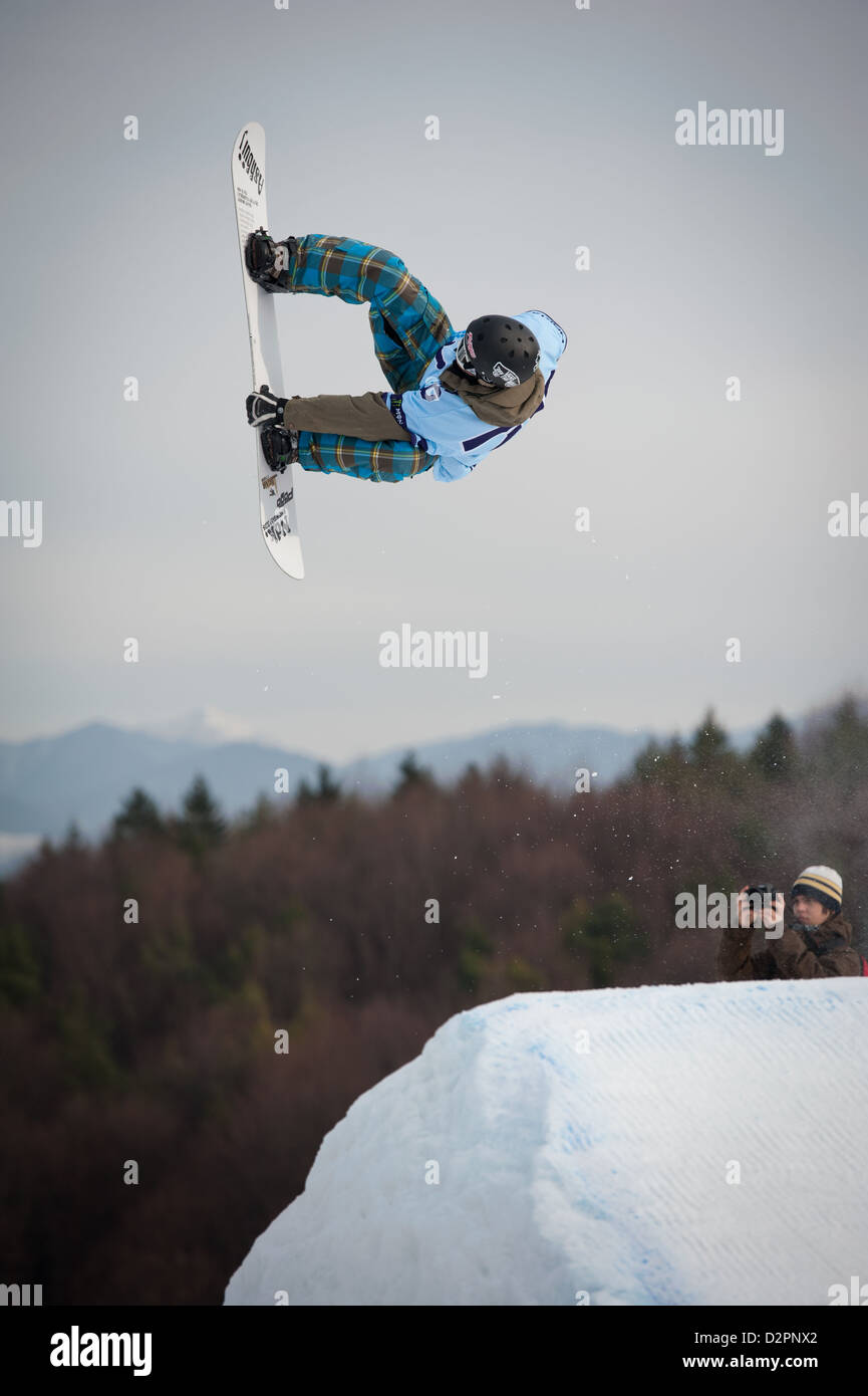 VALCA, Slovaquie - 13 février : saut de Radovan Dubovy en ronde finale de Nokia Freestyle Tour 2011 le 13 février 2011 à Valca, SVK Banque D'Images