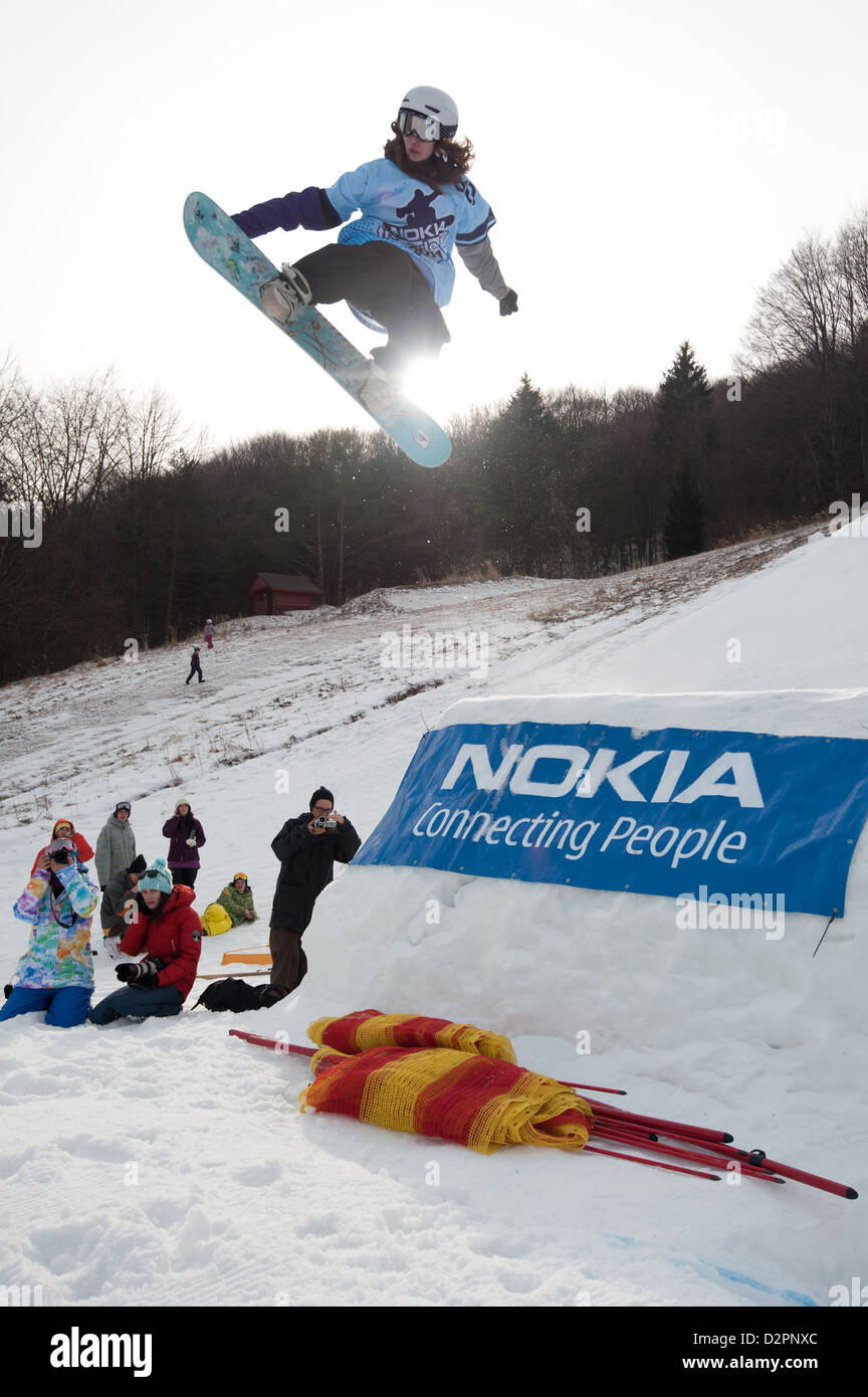 VALCA, Slovaquie - 13 février : saut de pas de concurrent au Nokia Freestyle Tour 2011, le 13 février 2011 à Valca, Slovaquie Banque D'Images